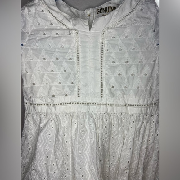 Osh KoshBeautiful Long sleeve eyelet Dress with button back. Lined. White.5T - Picture 3 of 11